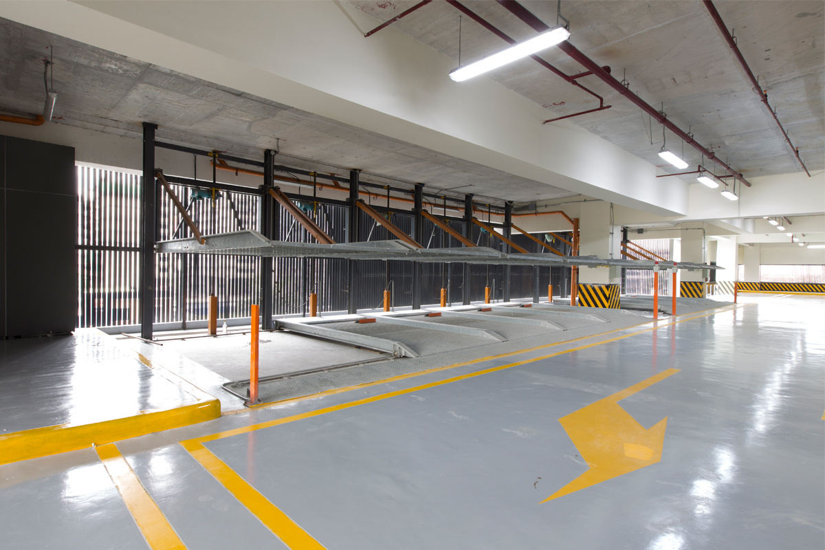 eastfiel-center_carouselparking1