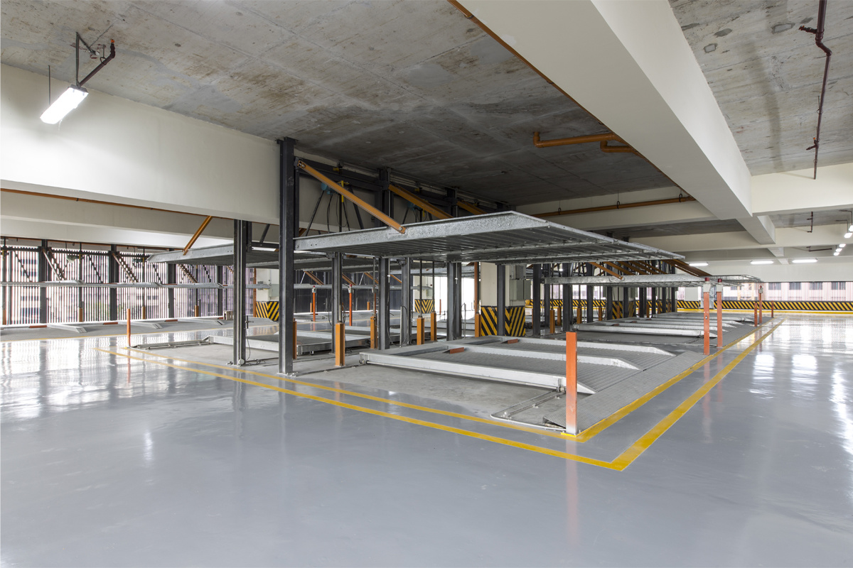 eastfiel-center_carouselparking3
